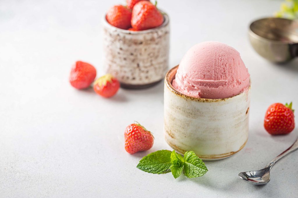 strawberry-ice-cream-685LM74.jpg